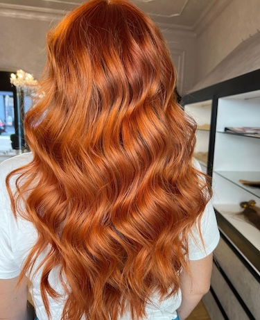 Auf dem Bild sieht man das Rückenansicht eines Mädchens mit einer wunderschön gemachten Balayage-Frisur.
